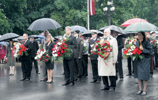 03.JPG (26596 bytes)