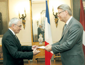 02.JPG (18349 bytes)