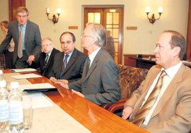 01.JPG (19240 bytes)