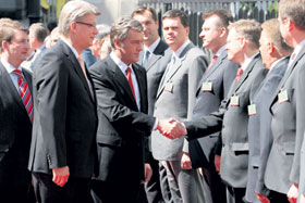 02.JPG (19851 bytes)