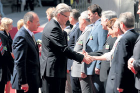 03.JPG (19512 bytes)