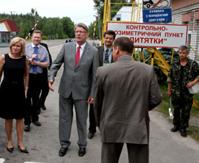 04.JPG (23147 bytes)