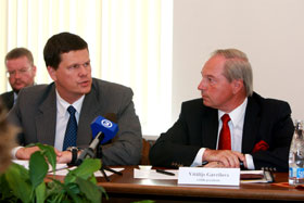 01.JPG (14636 bytes)