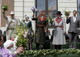 02.JPG (21783 bytes)