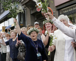 06.JPG (19397 bytes)