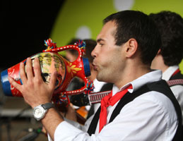 09.JPG (16473 bytes)