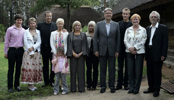 01.JPG (23954 bytes)