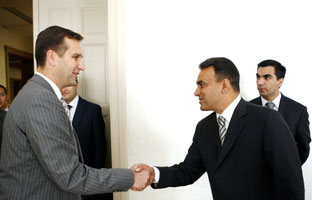 02.JPG (12209 bytes)