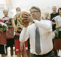 02.JPG (13319 bytes)