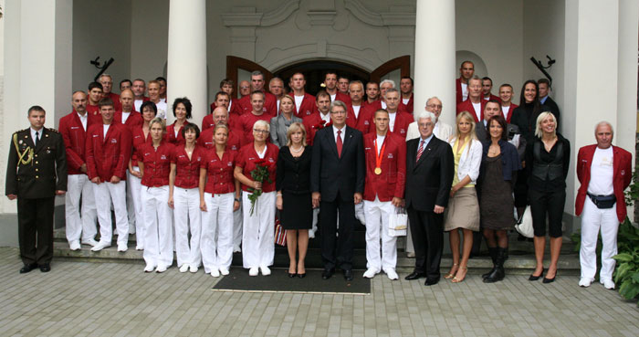 01.JPG (69830 bytes)