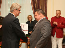 04.JPG (14907 bytes)