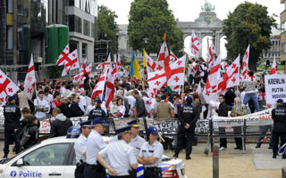 002.JPG (31363 bytes)