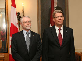 01.JPG (13002 bytes)