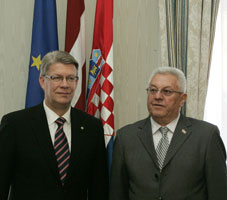 02.JPG (11329 bytes)