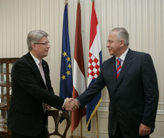 01.JPG (12825 bytes)