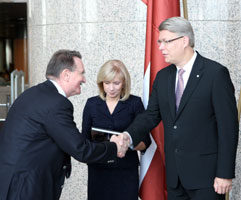 02.JPG (13933 bytes)