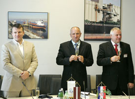 03.JPG (15949 bytes)