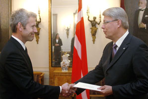 02.JPG (15669 bytes)