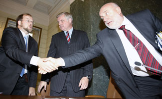 02.JPG (19725 bytes)