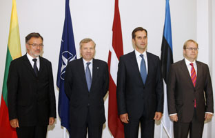 01.JPG (15018 bytes)