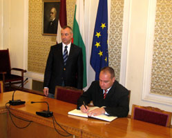 01.JPG (16471 bytes)