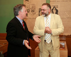 02.JPG (13270 bytes)