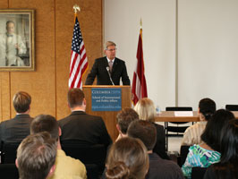 02.JPG (15154 bytes)