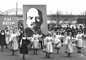 03.JPG (19457 bytes)