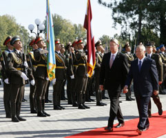 01.JPG (20724 bytes)