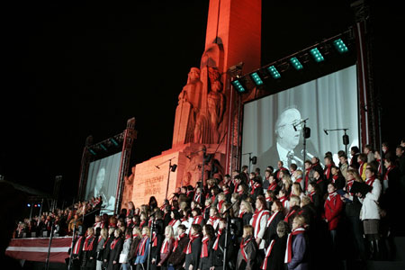 03.JPG (37892 bytes)