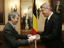 01.JPG (14771 bytes)