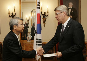 02.JPG (15376 bytes)