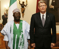 03.JPG (14707 bytes)