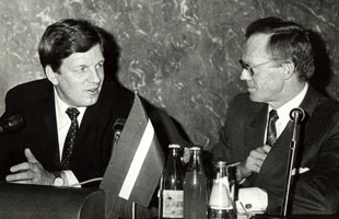 02.JPG (17937 bytes)