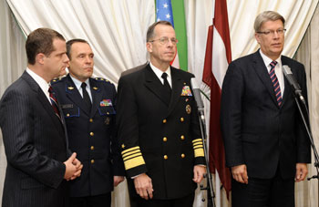 02.JPG (23128 bytes)