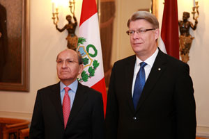 01.JPG (14889 bytes)