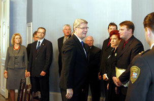 03.JPG (16211 bytes)