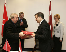 02.JPG (12736 bytes)