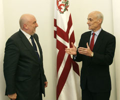 03.JPG (11410 bytes)