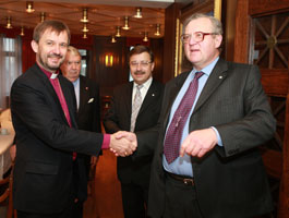 04.JPG (15485 bytes)