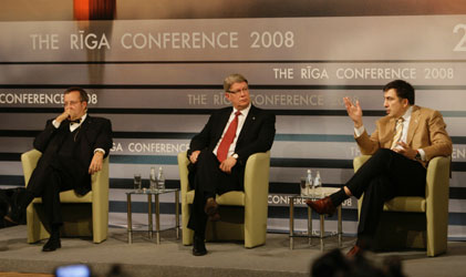 01.JPG (27190 bytes)