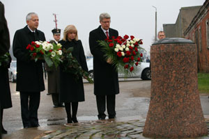 01.JPG (18246 bytes)