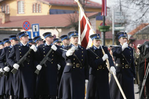 02.JPG (20714 bytes)