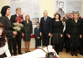 26.JPG (18584 bytes)