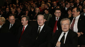 03.JPG (18330 bytes)