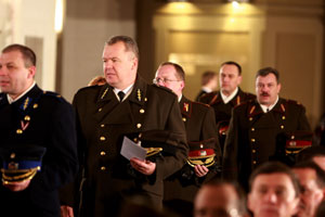 04.JPG (15717 bytes)