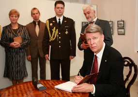 06.JPG (17834 bytes)