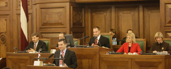 02.JPG (31906 bytes)