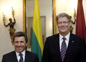 03.JPG (14121 bytes)