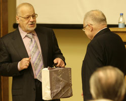 03.JPG (11956 bytes)